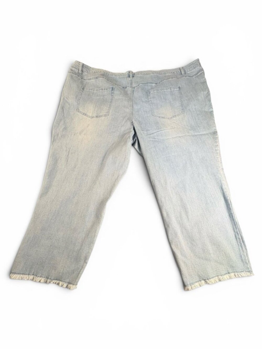 Girl With Curves Women’s 34W Light Wash Denim Capri Jeans Frayed Hem - Picture 2 of 7